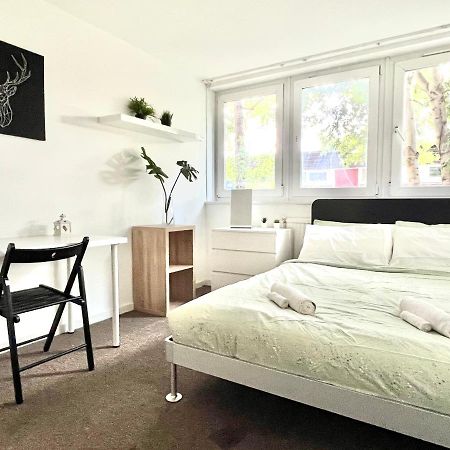 Private Bedrooms In A Flat! Home Away From Home! Shared Bathroom ロンドン エクステリア 写真