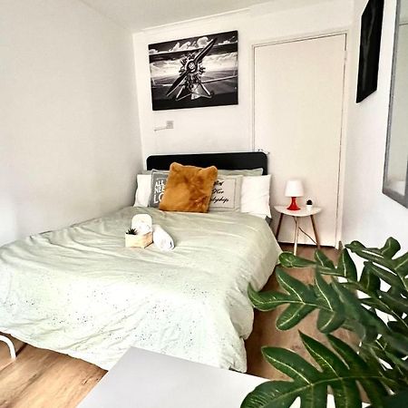 Private Bedrooms In A Flat! Home Away From Home! Shared Bathroom ロンドン エクステリア 写真