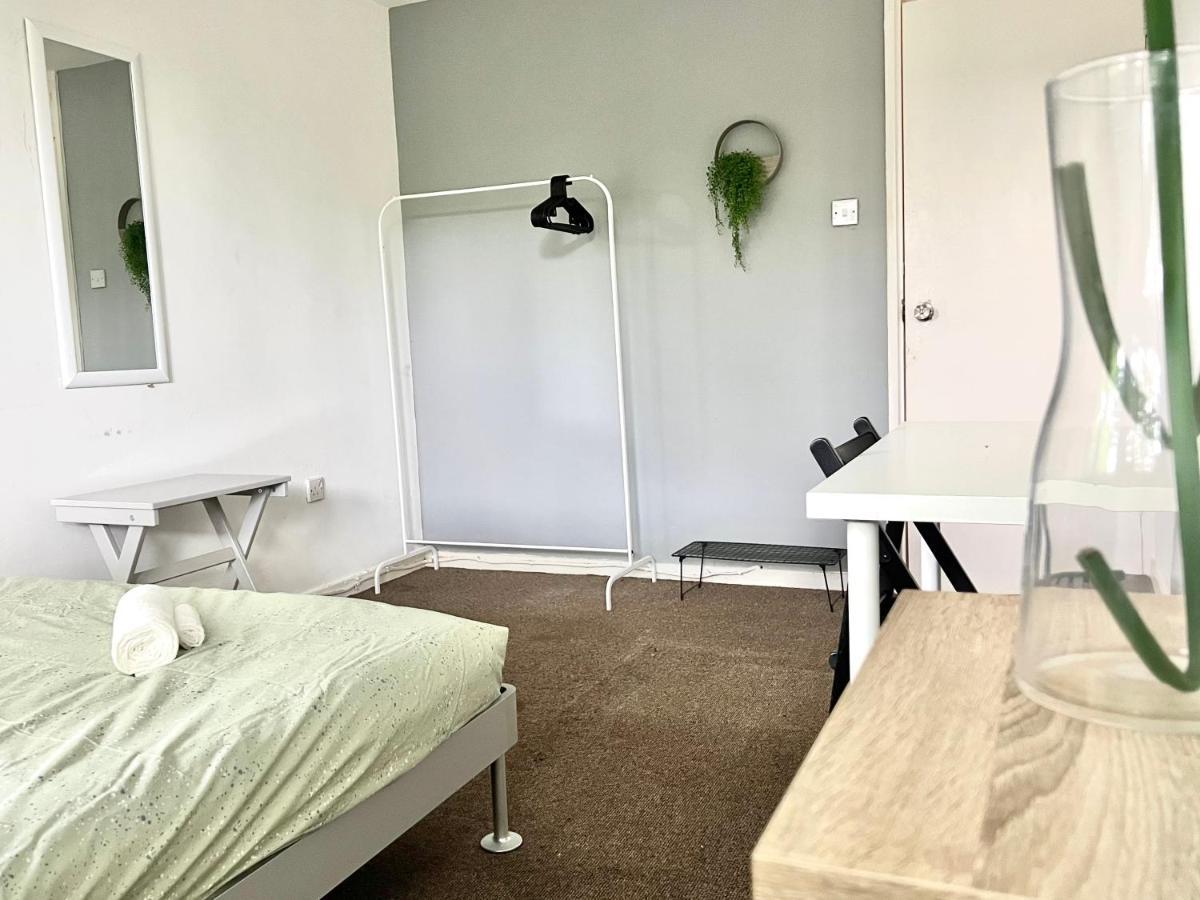 Private Bedrooms In A Flat! Home Away From Home! Shared Bathroom ロンドン エクステリア 写真