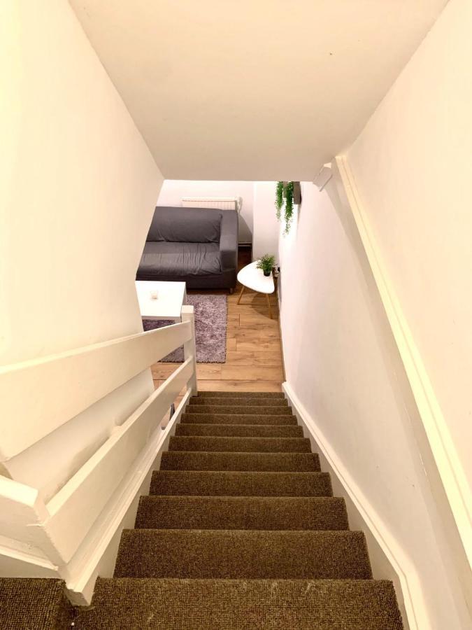 Private Bedrooms In A Flat! Home Away From Home! Shared Bathroom ロンドン エクステリア 写真