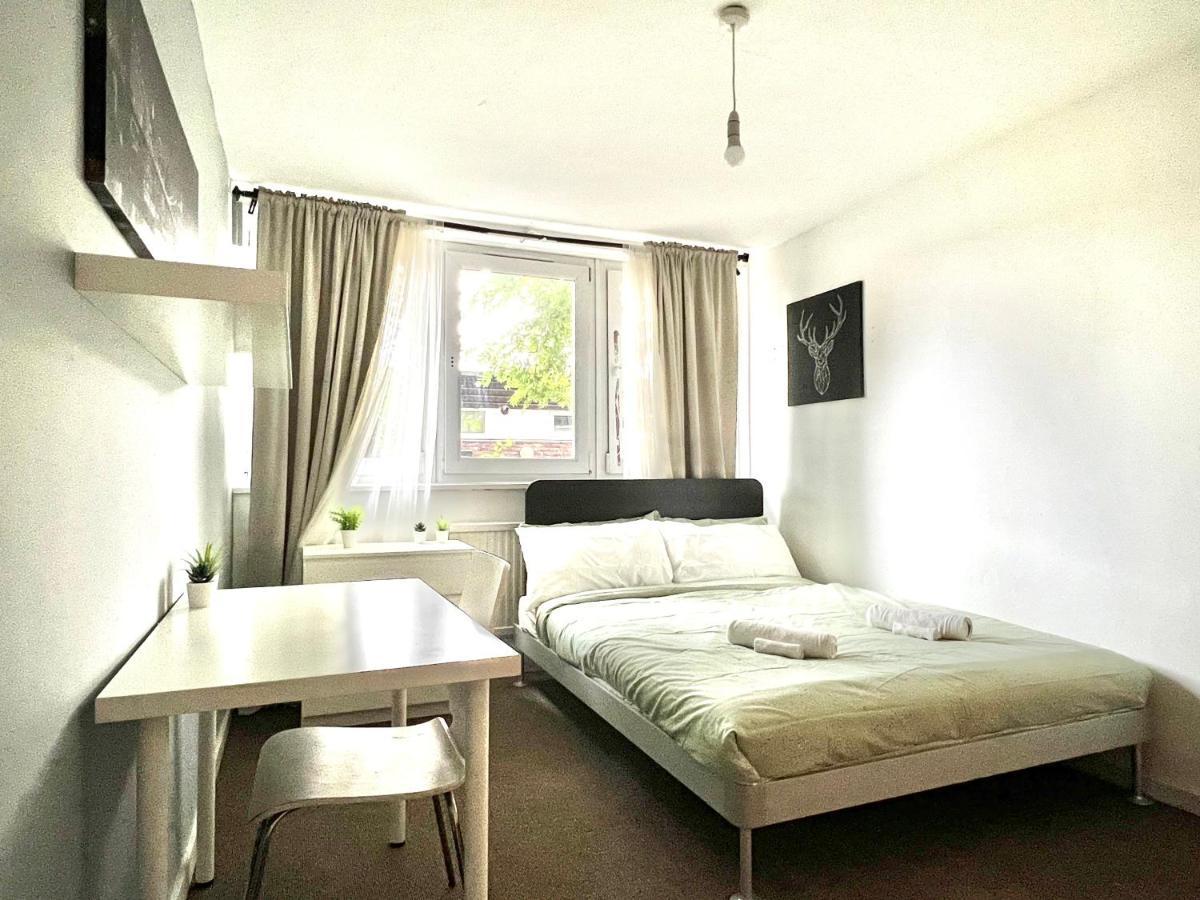 Private Bedrooms In A Flat! Home Away From Home! Shared Bathroom ロンドン エクステリア 写真