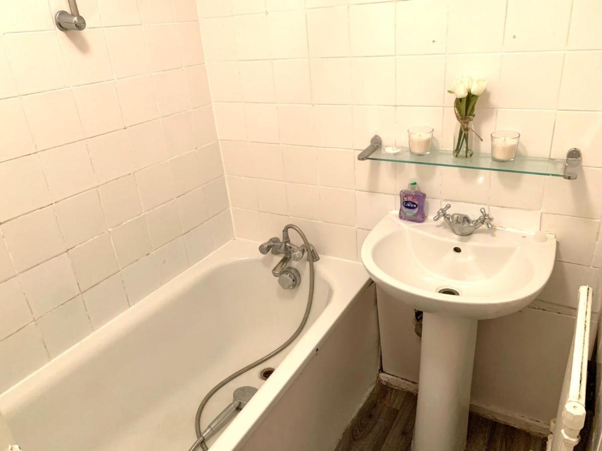 Private Bedrooms In A Flat! Home Away From Home! Shared Bathroom ロンドン エクステリア 写真