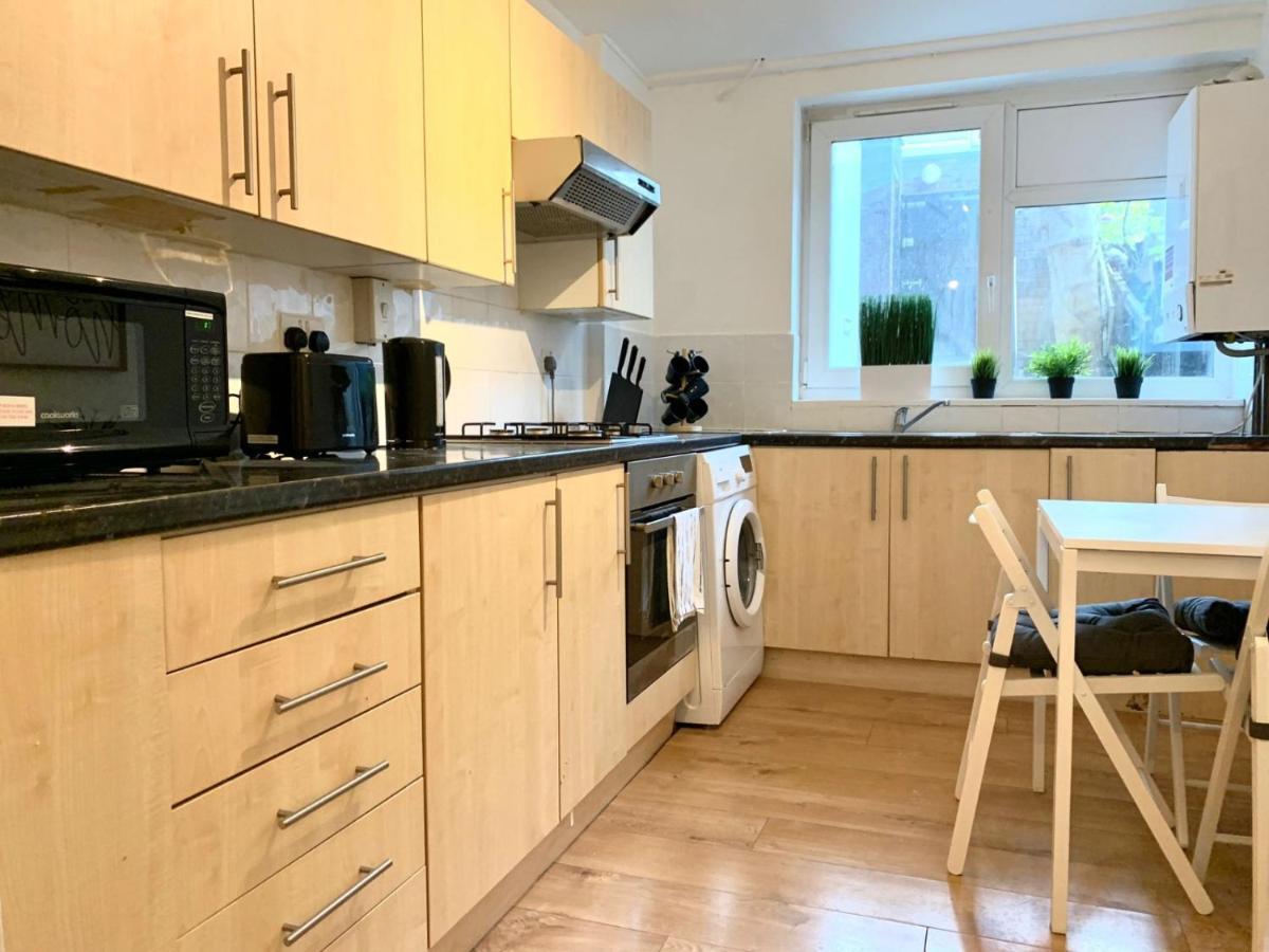 Private Bedrooms In A Flat! Home Away From Home! Shared Bathroom ロンドン エクステリア 写真