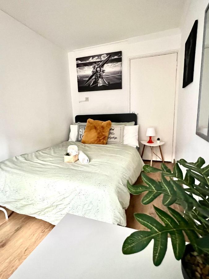 Private Bedrooms In A Flat! Home Away From Home! Shared Bathroom ロンドン エクステリア 写真